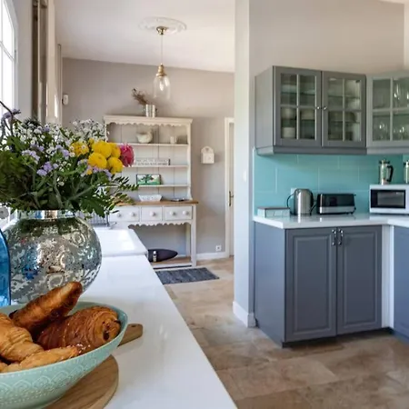 Quiet 50's - 12 P. - Private Park & Pool *