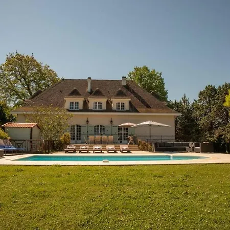 Quiet 50's - 12 P. - Private Park & Pool *