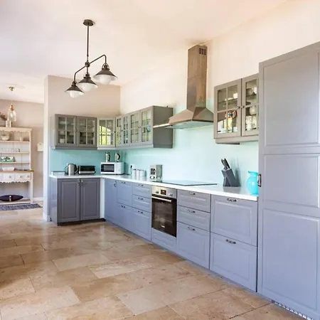 Quiet 50's - 12 P. - Private Park & Pool Holiday home