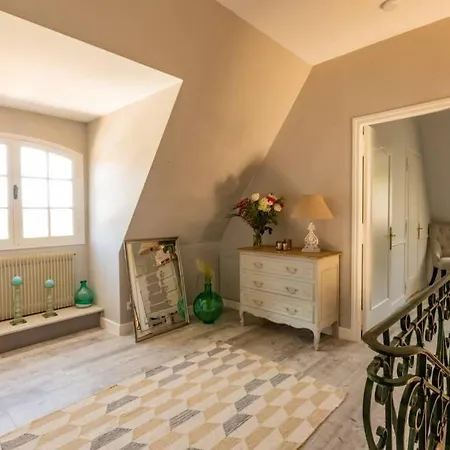 Quiet 50's - 12 P. - Private Park & Pool Holiday home