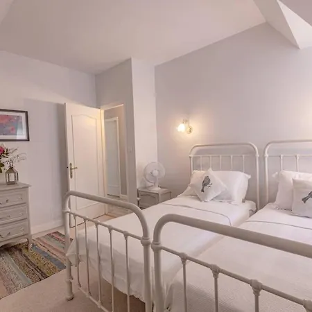 Quiet 50's - 12 P. - Private Park & Pool Fources