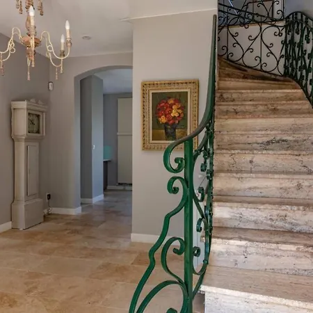 Quiet 50's - 12 P. - Private Park & Pool *