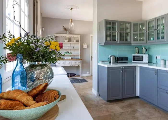 Quiet 50's - 12 P. - Private Park & Pool *