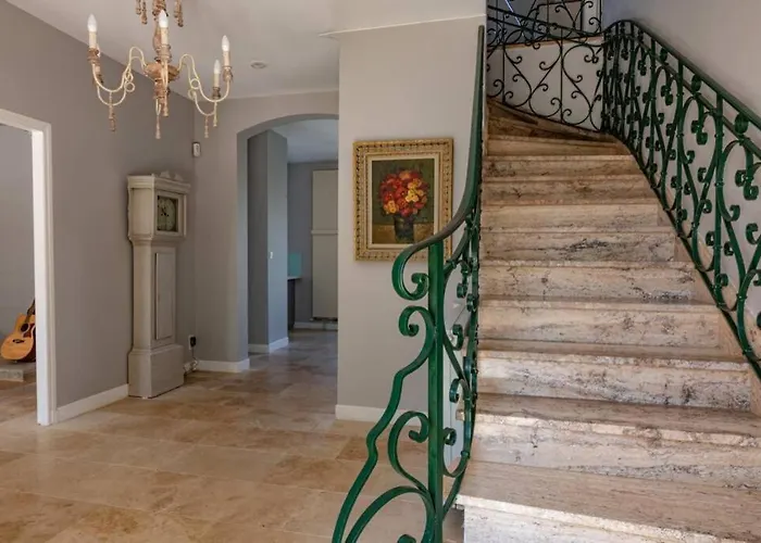 Quiet 50's - 12 P. - Private Park & Pool *